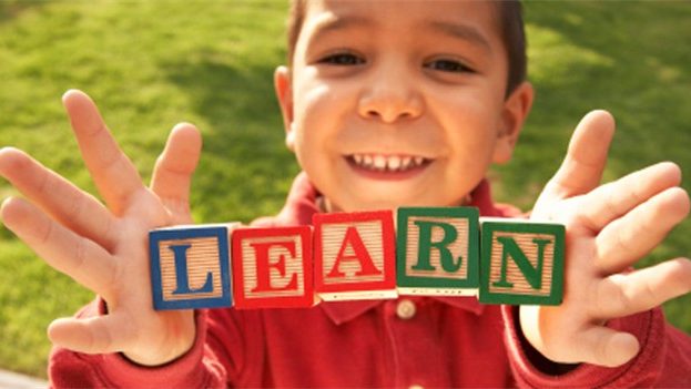 niño-aprendiendo-inglés