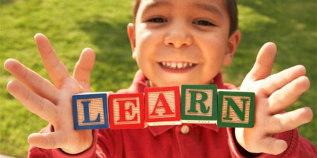 niño-aprendiendo-inglés